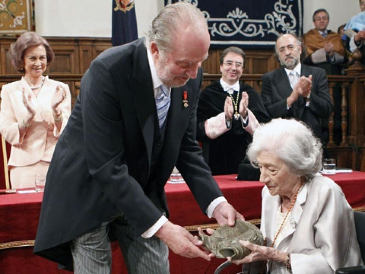 Ana María Matute recibiendo el Premio Cervantes 2010