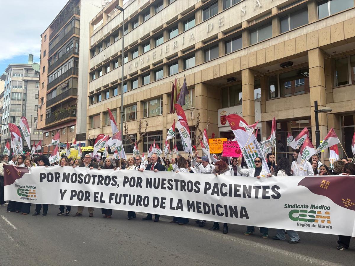Concentración de los médicos este lunes frente a Salud.