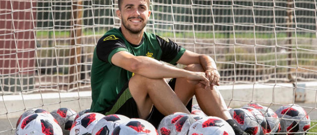 El tinerfeño Kirian Rodríguez, rodeado de balones, ayer en el Anexo al Estadio de Gran Canaria.