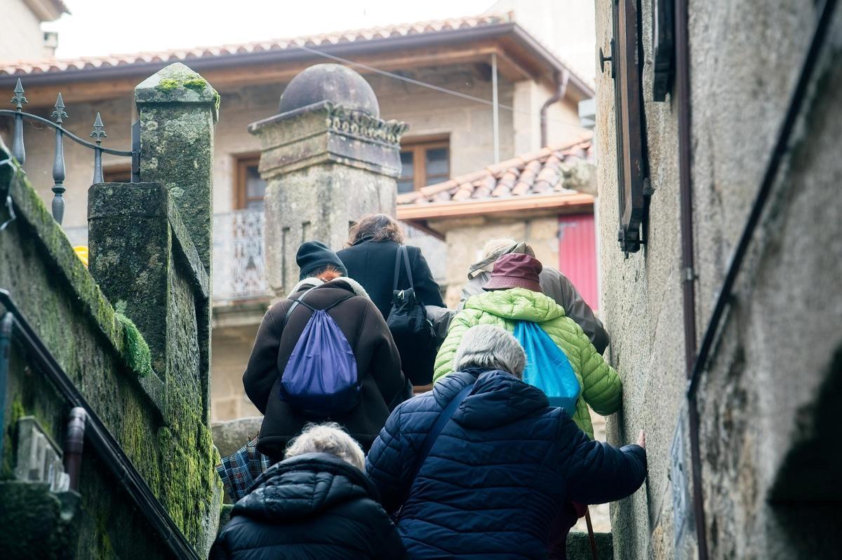 Participantes en el Congreso Europeo de Cofradías Enogastronómicas durante las visitas turísticas organizadas a lugares como O Grove, Pontevedra, Combarro, Santiago y Lalín. Participantes en el Congreso Europeo de Cofradías Enogastronómicas durante las visitas turísticas organizadas a lugares como O Grove, Pontevedra, Combarro, Santiago y Lalín.