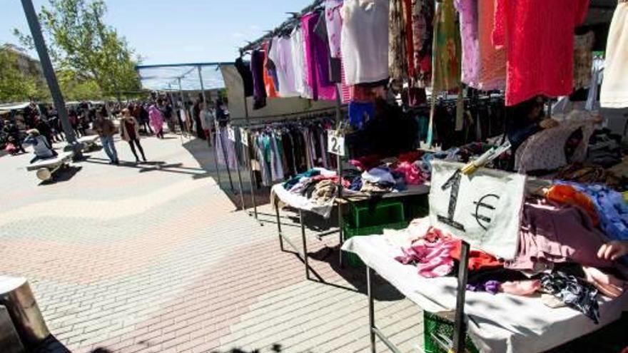 El mercadillo de los jueves se celebra en el recinto ferial de Villena.