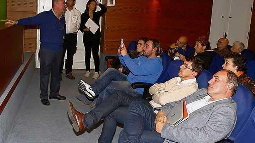 Un momento de la charla ofrecida ayer los vecinos en el edificio Cambón.  // Ricardo Grobas