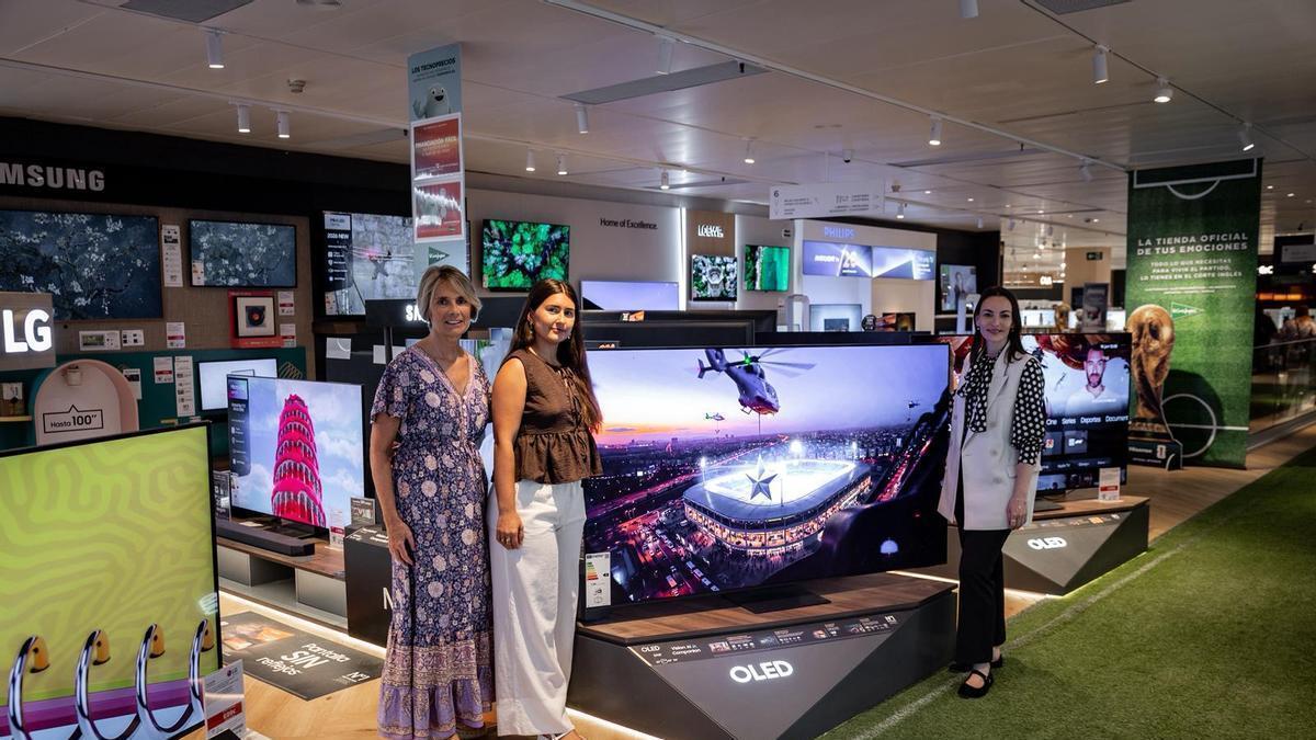 Marta Cagigas, jefa de marketing y eventos en El Periódico de Aragón; Mónica López, hija del ganador del televisor; e Isabel Paricio, directora de Comunicación e El Corte Inglés Aragón.