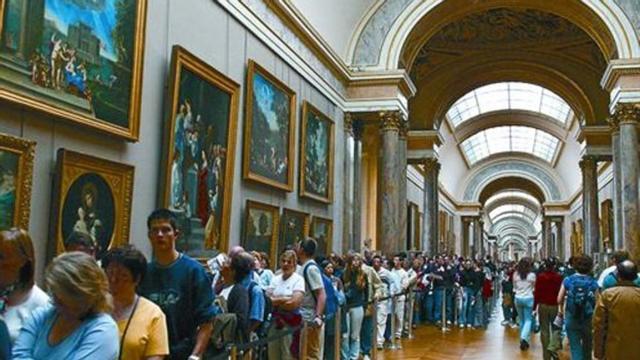Colas en el Museo del Louvre en un pasillo que conduce a la sala donde se expone 'La Gioconda'.