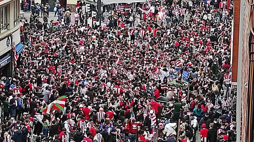 Aglomeraciones en Bilbao. Miles de aficionados del Athletic se congregaron ayer en la céntrica calle Licenciado Poza de Bilbao sin mantener las medidas preventivas, pese a los numerosos llamamientos realizados para evitar las aglomeraciones en la jornada en la que el equipo bilbaíno disputó la final de la Copa ante a la Real Sociedad en Sevilla. | EUROPA PRESS