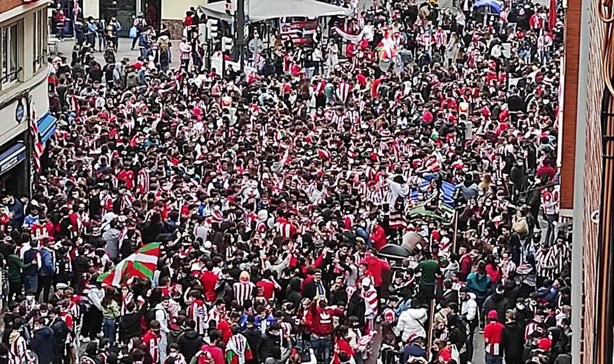 Aglomeraciones en Bilbao. Miles de aficionados del Athletic se congregaron ayer en la céntrica calle Licenciado Poza de Bilbao sin mantener las medidas preventivas, pese a los numerosos llamamientos realizados para evitar las aglomeraciones en la jornada en la que el equipo bilbaíno disputó la final de la Copa ante a la Real Sociedad en Sevilla. | EUROPA PRESS