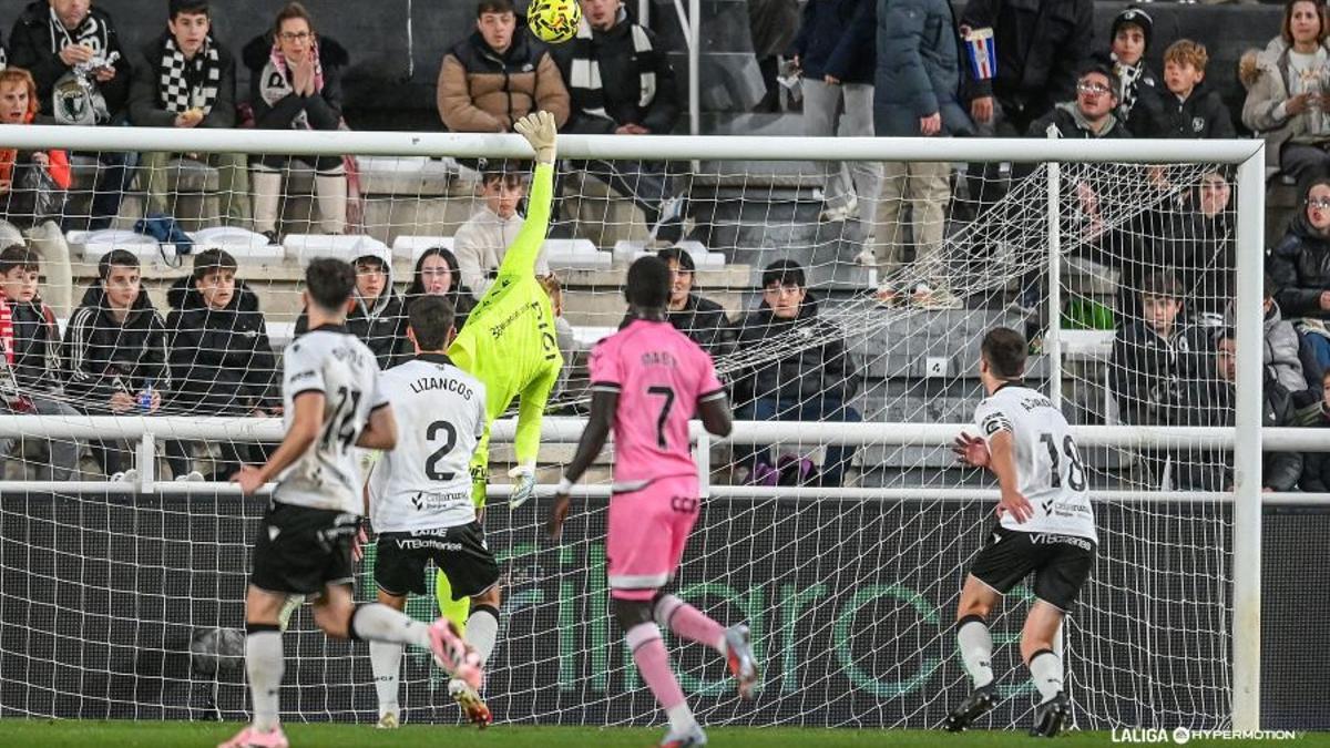 El portero del Burgos evita el gol del Castellón.