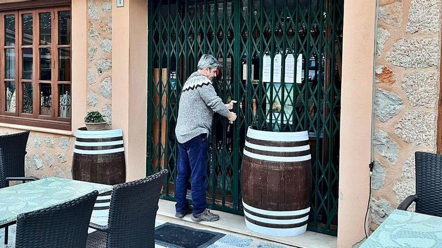 Ein Restaurantbetreiber in Fornalutx schließt sein Lokal ab
