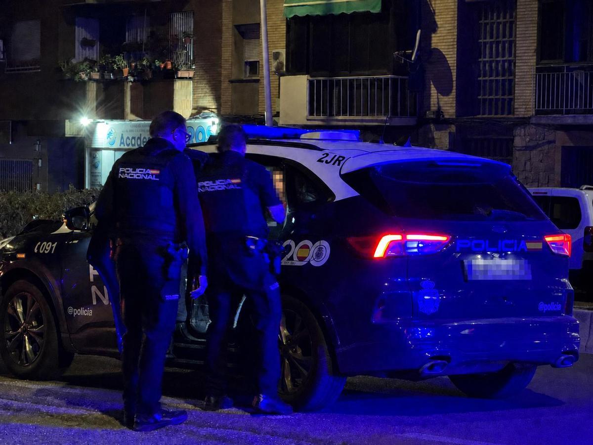 Instante en el que los agentes arrestan a los tres individuos.