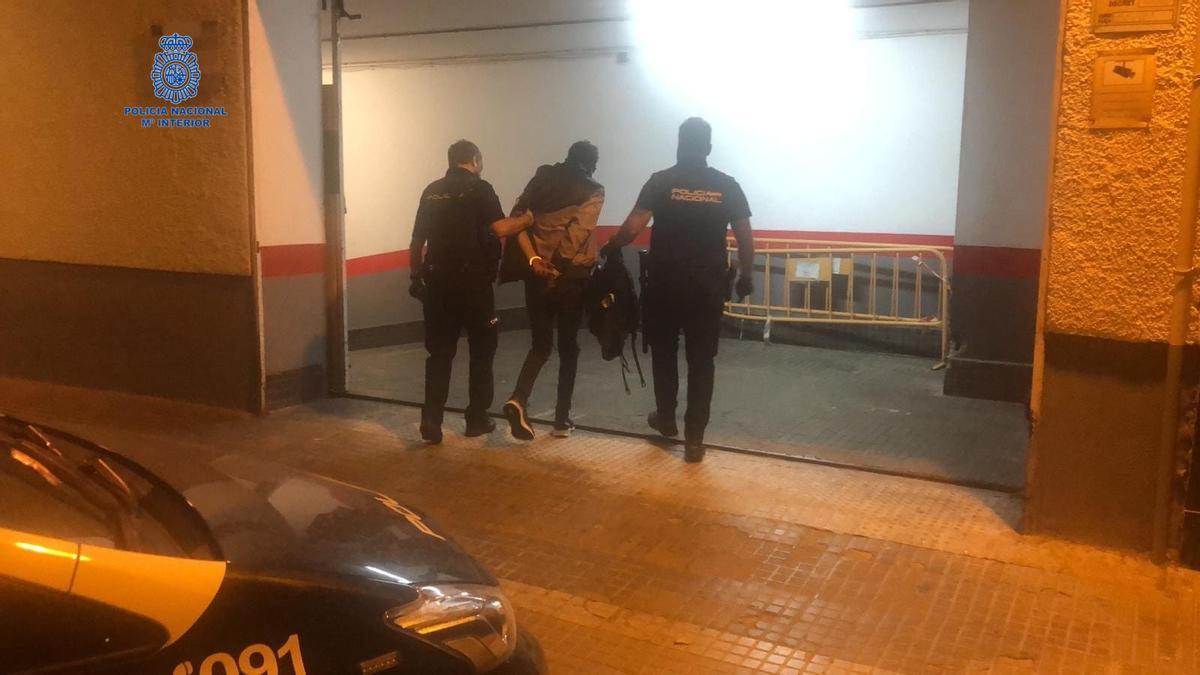 La Policía traslada al detenido a la Jefatura de Palma.