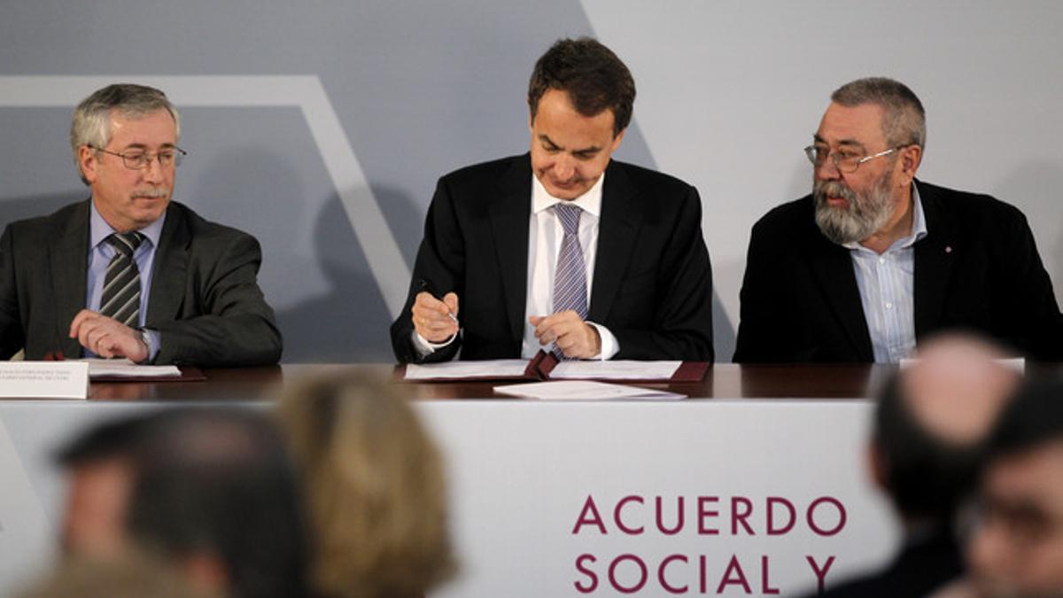 El presidente Zapatero, junto al Ministro de Trabajo, Valeriano Gomez, los sindicalistas Candido Mendez, UGT e Ignacio Fernandez Toxo, CCOO, y de la CEOE, en la Moncloa.