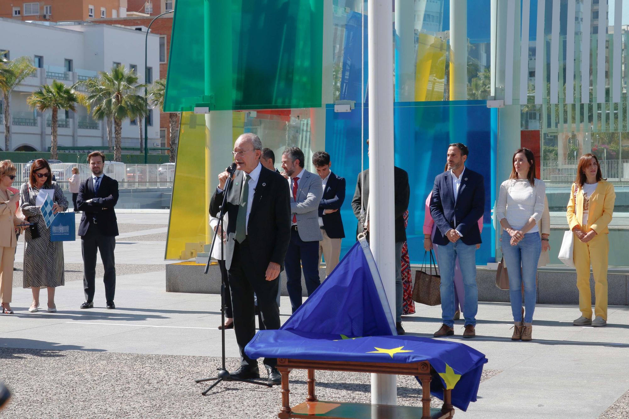 El alcalde de Málaga, Francisco de la Torre, junto al resto de la Corporación Municipal, y al delegado de Desarrollo Educativo y Formación Profesional, Miguel Briones, asiste al acto con motivo del Día de Europa.