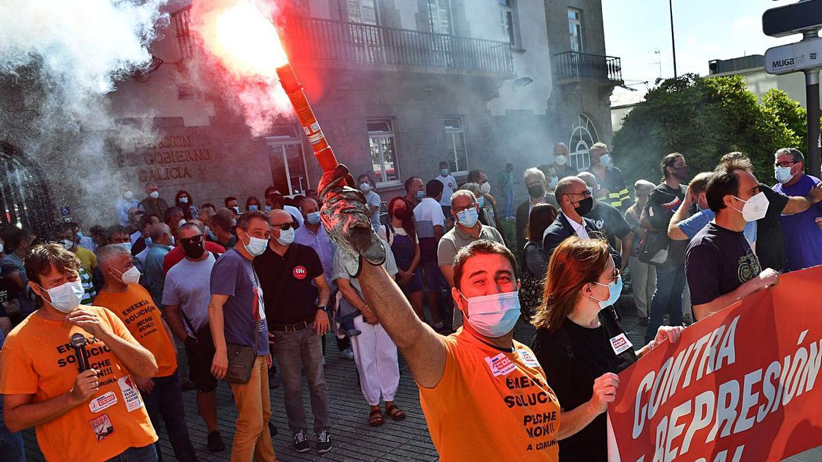 Los trabajadores de Alu Ibérica se manifestación ayer delante de la Delegación del Gobierno. |  // V. ECHAVE