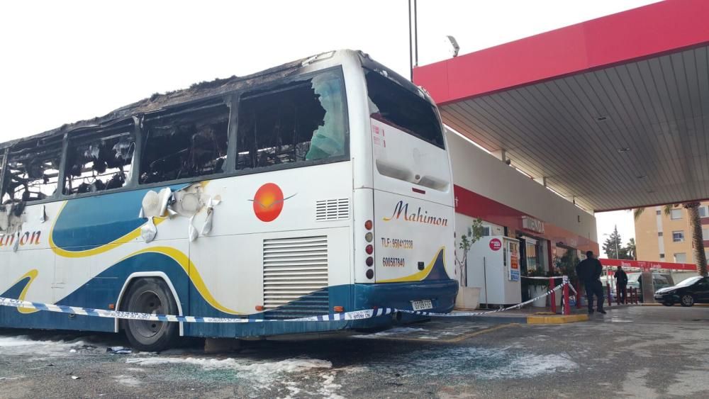 Arden dos autobuses al lado de una gasolinera en Lorca