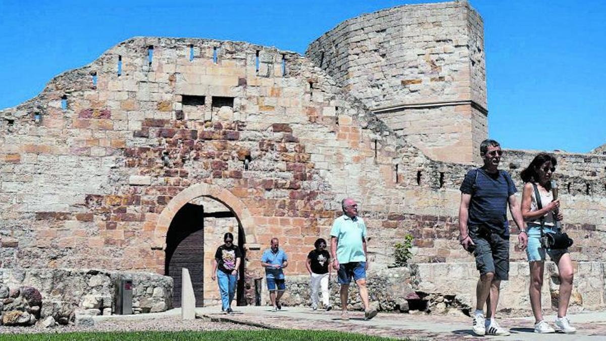Turistas disfrutan del románico y visitan el Castillo de Zamora. | Jose Luis Fernández
