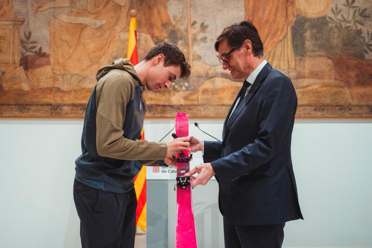 Cardona ha signat un esquí al president de la Generalitat Salvador Illa