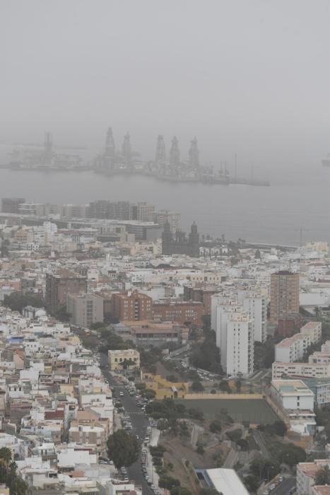 24-02-20 LAS PALMAS DE GRAN CANARIA. DIFERNETES LUGARES. LAS PALMAS DE GRAN CANARIA. METEOROLOGIA. Calima.    Fotos: Juan Castro.