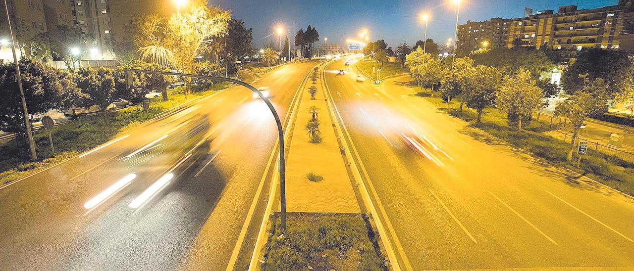 Una avenida de la ciudad de València iluminada.