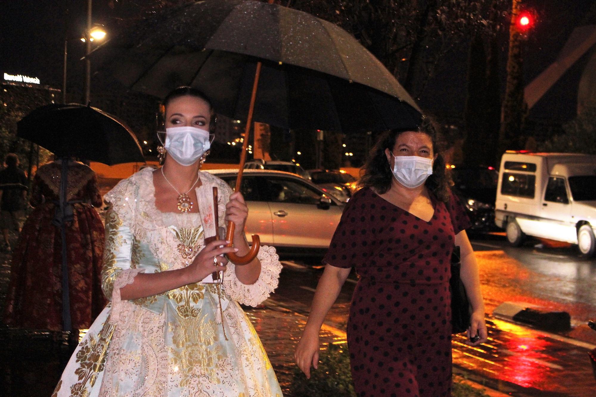 La lluvia irrumpe en la presentación de las candidatas a Falleras Mayores de València 2022