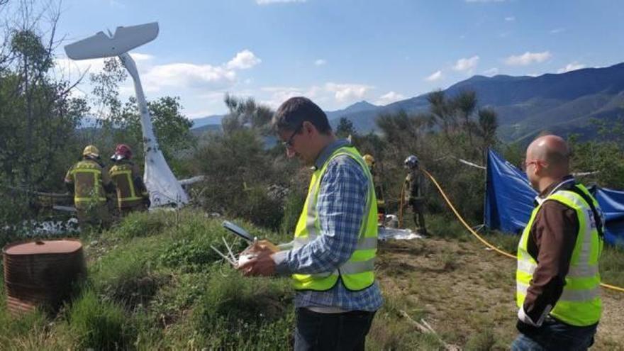 Mossos i bombers davant de les restes de l&#039;ultralleuger, accidentat ahir al matí