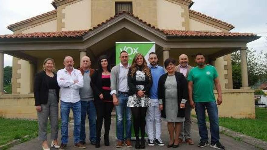 Miembros de la candidatura de Vox, ayer, en Noreña.