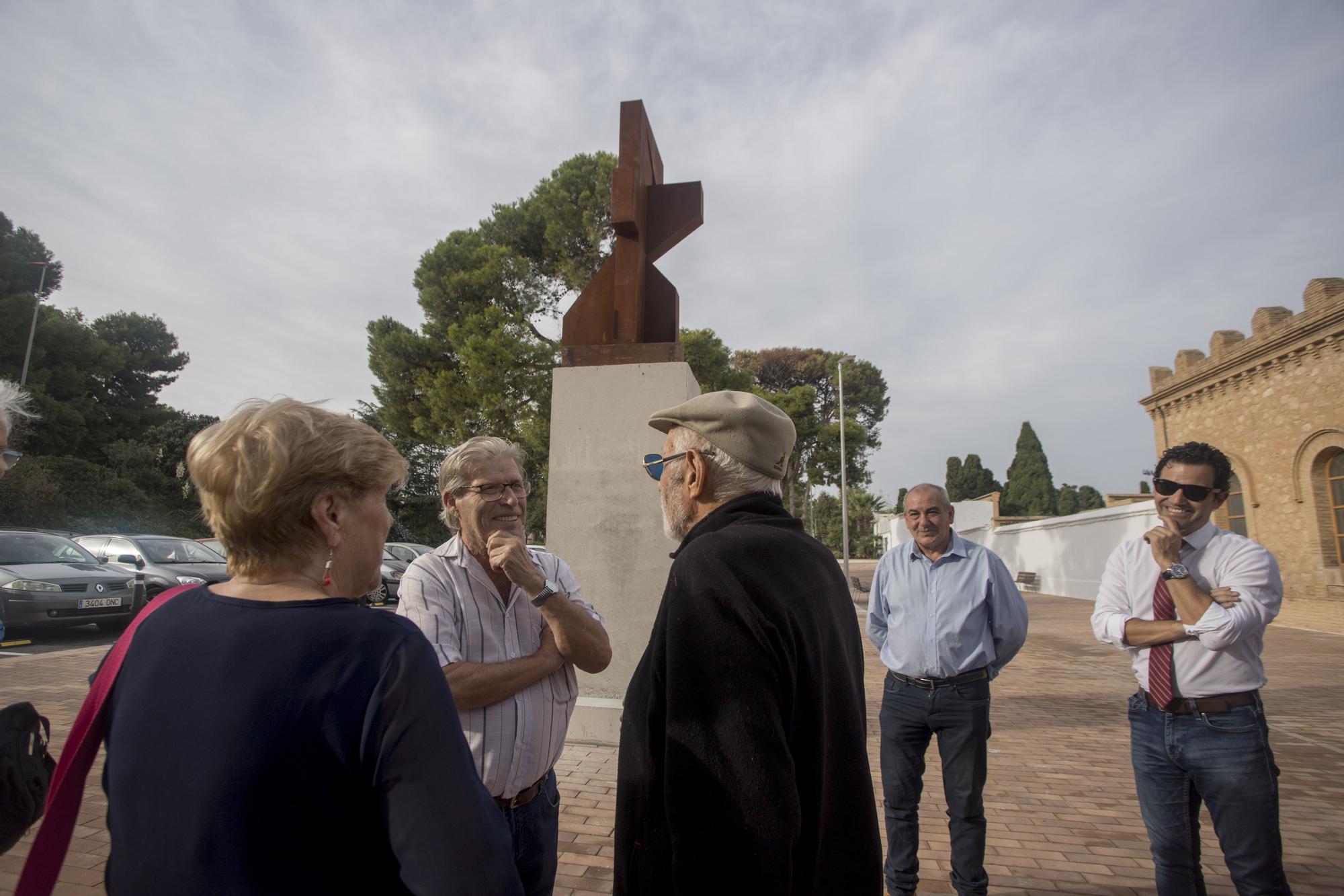 Paterna erige una escultura al enterrador que ayudó a identificar a cientos de fusilados por el franquismo, Leoncio Badía