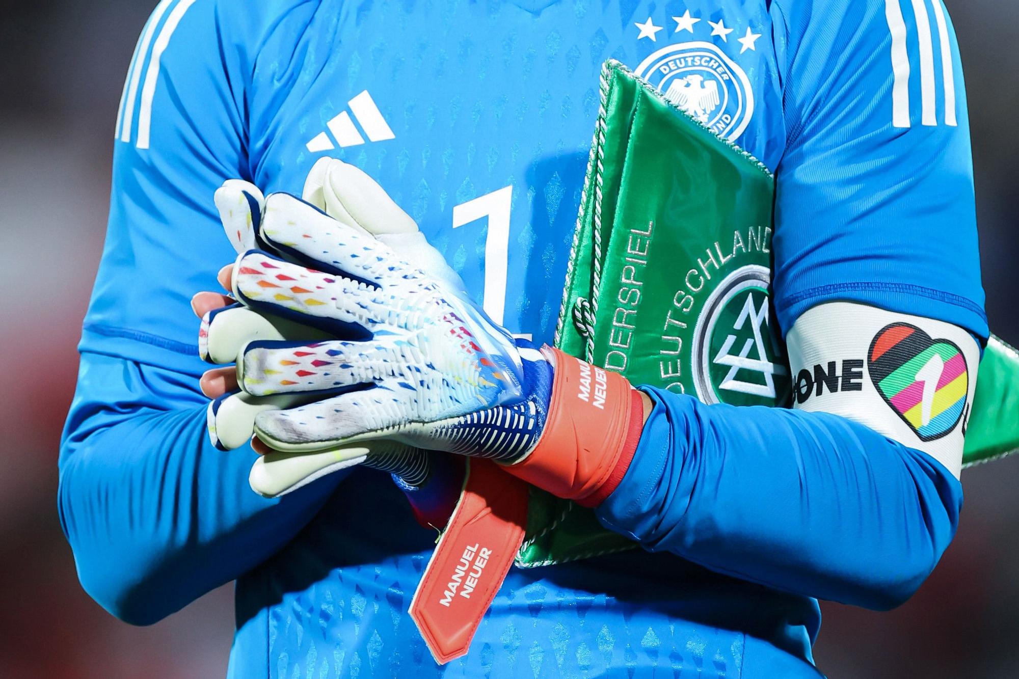 El brazalete LGTBI, portado por Manuel Neuer, portero de la selección alemana, en un partido amistoso en Omán, el pasado día 16.