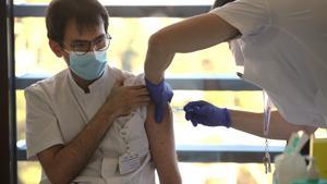 Imagen de archivo de un sanitario vacunándose en Barcelona