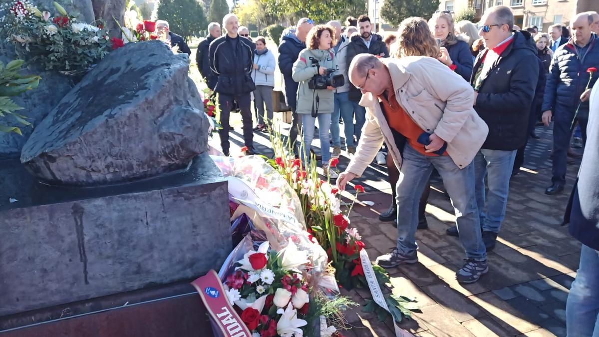 El mierense Agustín Álvarez Payo, depositando una rosa durante la ofrenda.