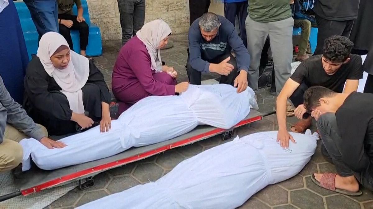 Los sudarios utilizados para cubrir a los muertos se están agotando en Gaza.