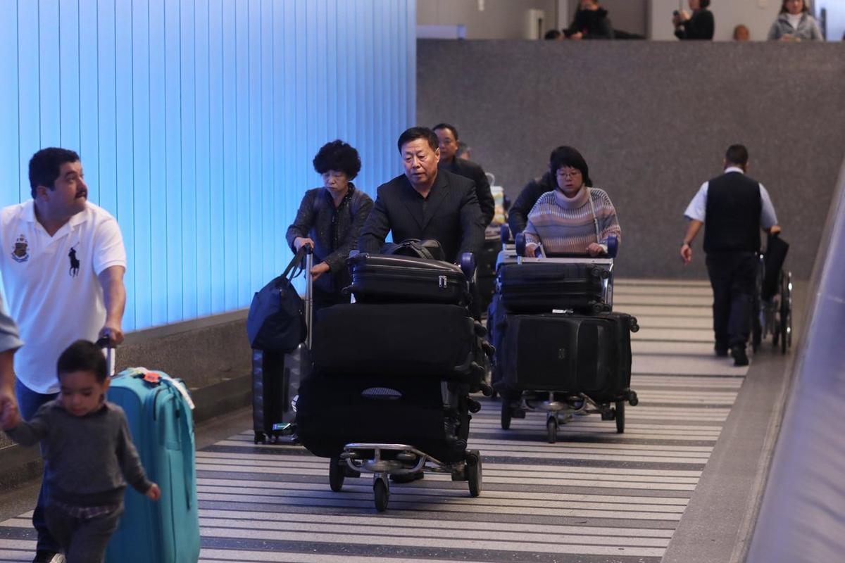 Los Angeles (United States), 21/01/2020.- Travelers arrive at Tom Bradey International Terminal at LAX serving Los Angeles, California, USA, 21 January 2020. According to reports, the Wuhan coronavirus has killed at least six and infected hundreds in China, with one confirmed case in the United States. (Estados Unidos) EFE/EPA/DAVID SWANSON