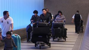 Los Angeles (United States), 21/01/2020.- Travelers arrive at Tom Bradey International Terminal at LAX serving Los Angeles, California, USA, 21 January 2020. According to reports, the Wuhan coronavirus has killed at least six and infected hundreds in China, with one confirmed case in the United States. (Estados Unidos) EFE/EPA/DAVID SWANSON