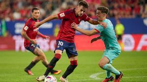 Aimar Oroz retiene el balón ante la presión de Gavi en una acción del partido entre Osasuna y el Barça en El Sadar