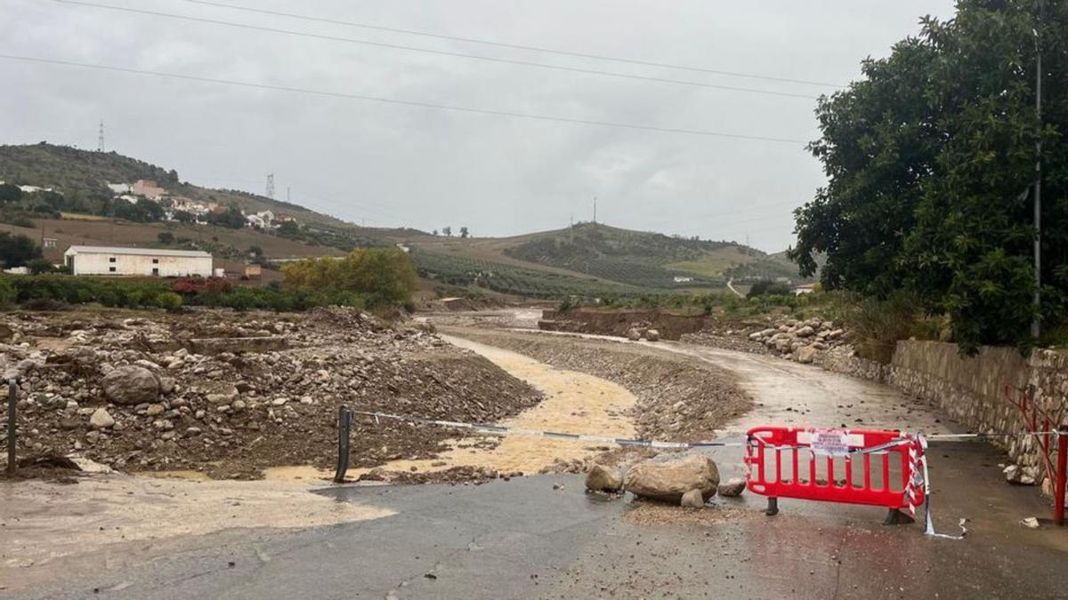 Carretera cortada en la comarca de Antequera
