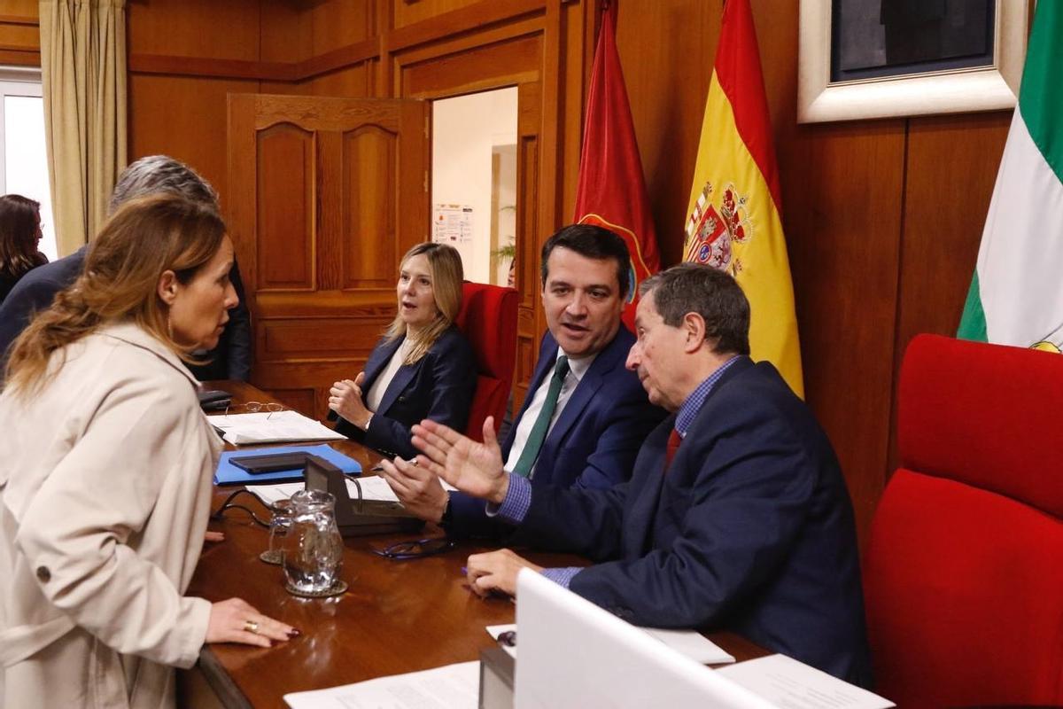 El alcalde de Córdoba habla con el secretario municipal antes del inicio de la sesión plenaria de este jueves en el Ayuntamiento de Córdoba.