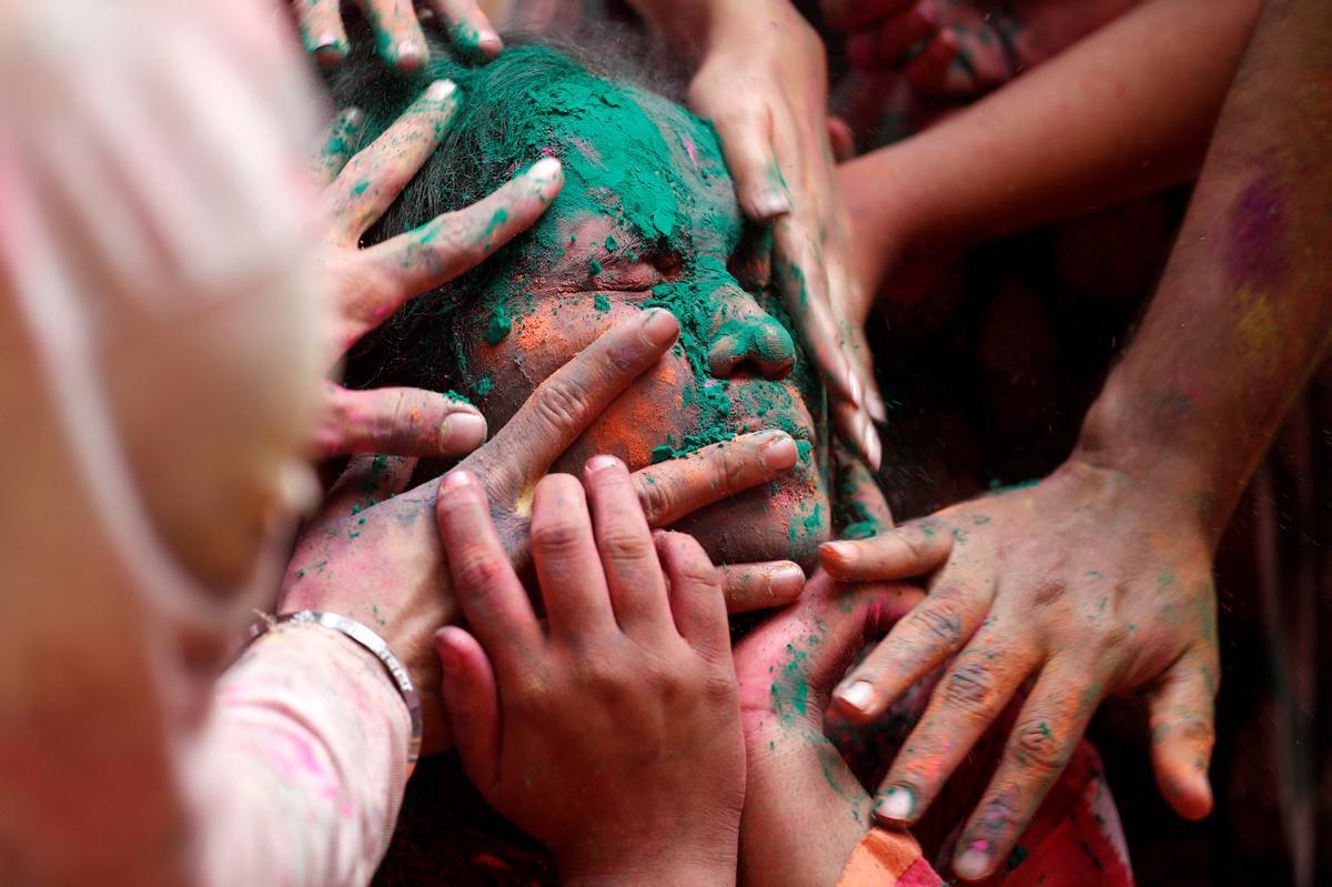 Participantes en las celebraciones del Holi en Bombay