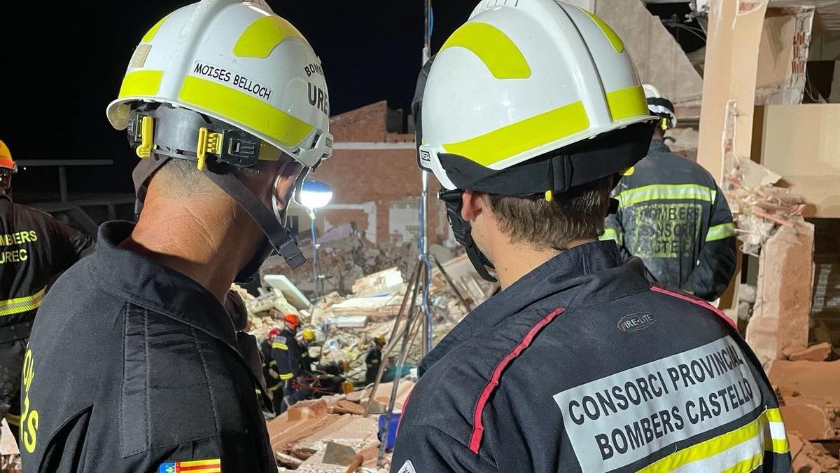 Bomberos en el lugar de los hechos.