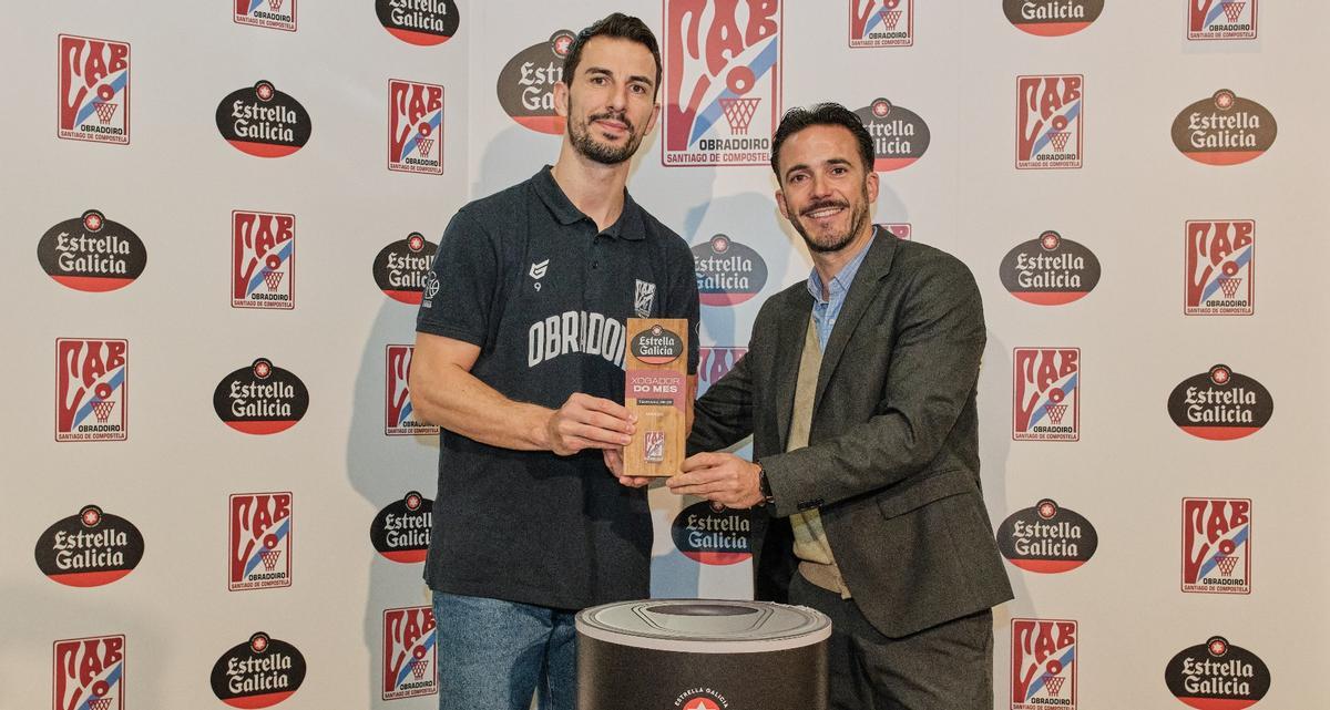 Léo Westermann recibe el MVP Estrella Galicia del mes de marzo.
