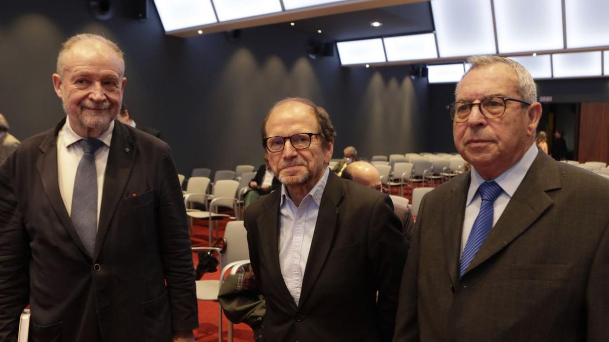 Por la izquierda, Leopoldo Tolivar, Joan Mier y Rafael Fonseca, ayer, en el Club Prensa Asturiana. | Fernando Rodríguez