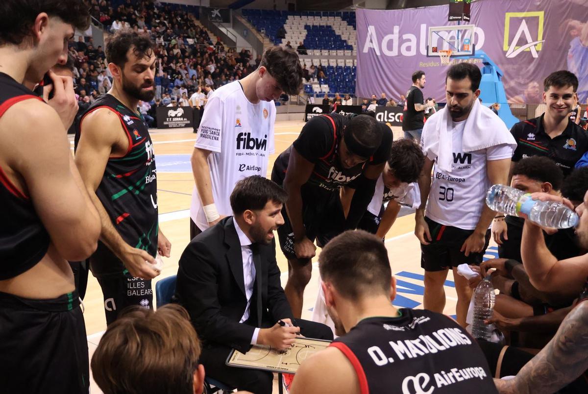 Pablo Cano da instrucciones a sus jugadores en el partido ante el Estudiantes.