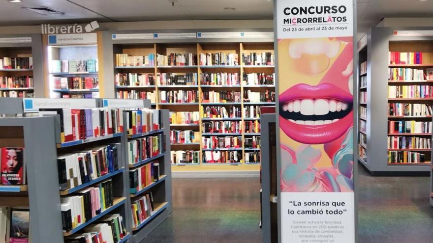 Cartel del concurso en la zona de Librería de El Corte Inglés.