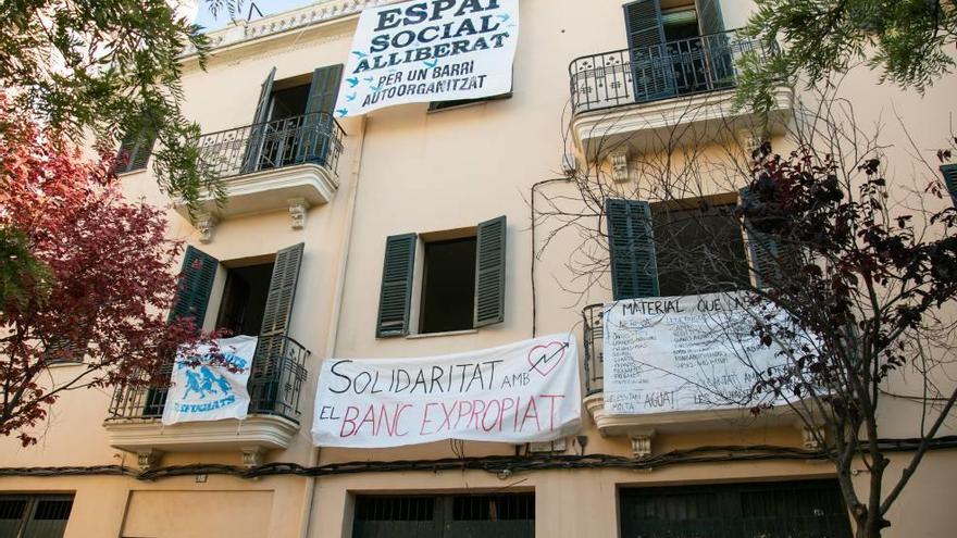 Desde el viernes han ocupado un edificio privado de la plaza de Alexander Fleming.