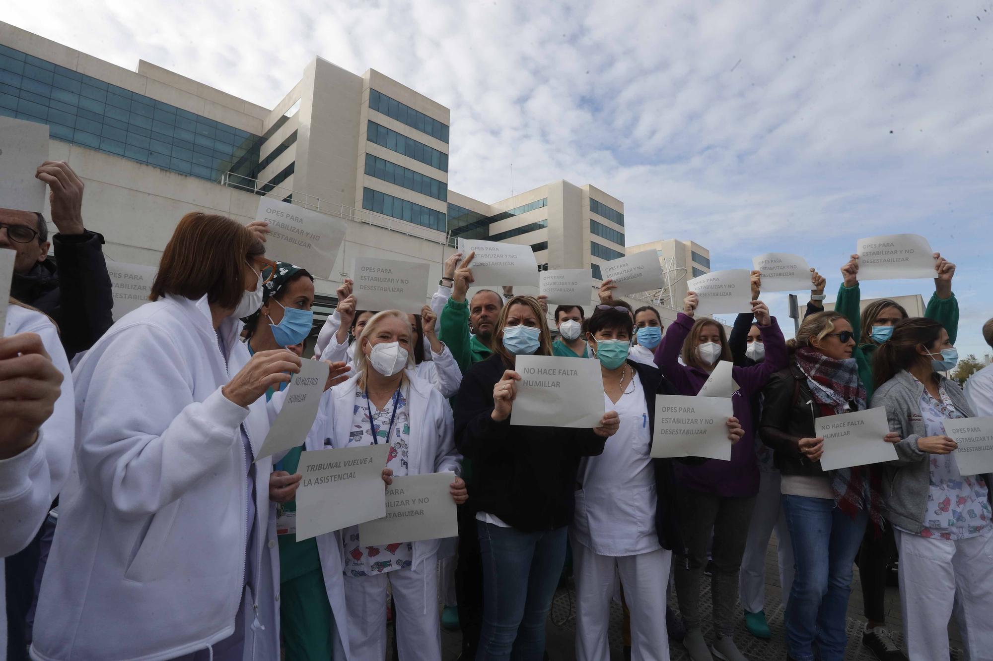 Los sanitarios se manifiestan a las puertas de La Fe por las oposiciones