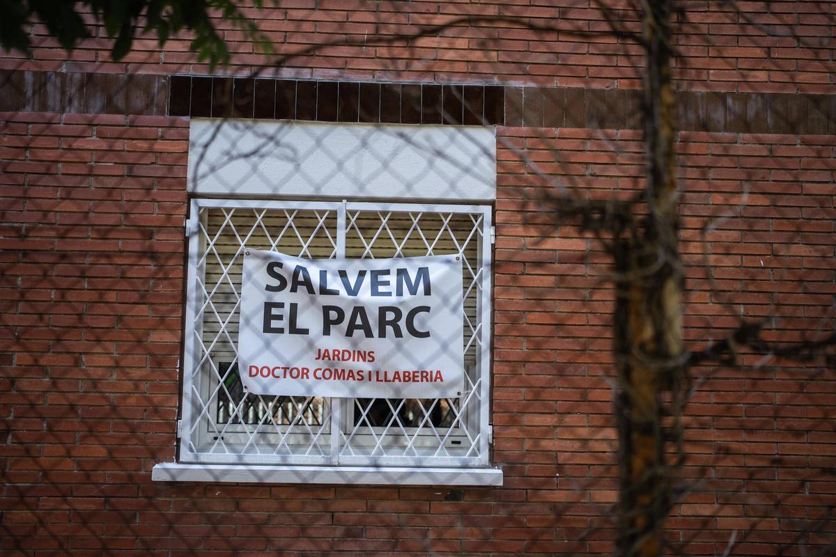 Vecinos de Vallcarca protestan por la construcción de un IES en los jardines Comas Llaberia