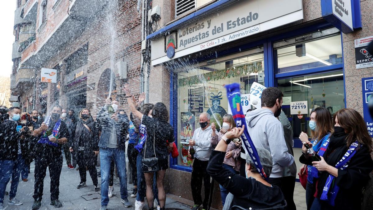 Celebración de un premio de la Lotería de Navidad de 2021