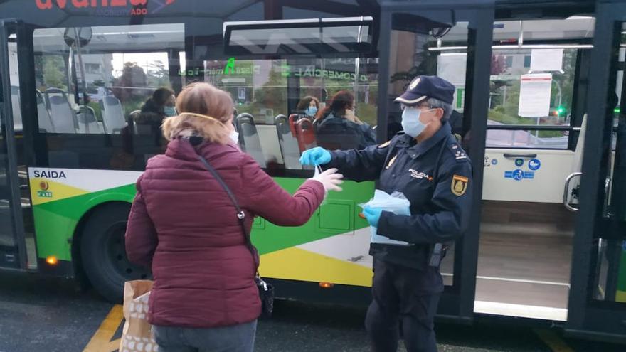 Un agent de protecció civil repartint mascaretes