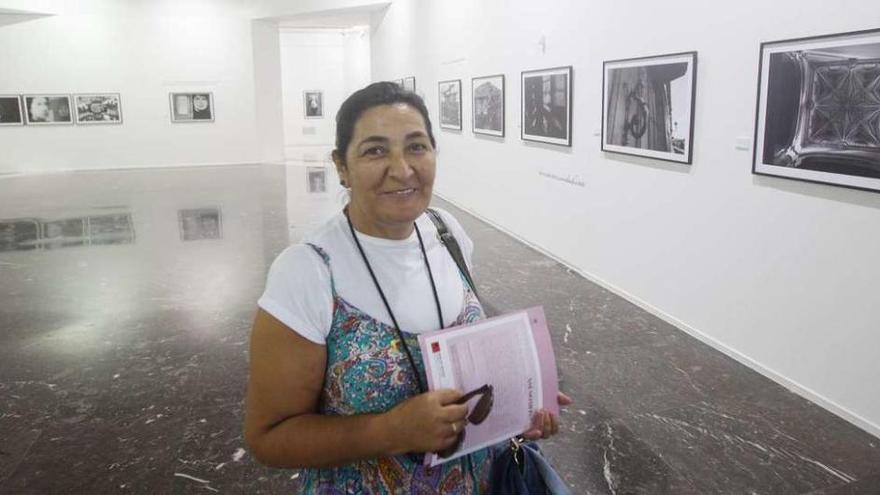 Salud Alfaya en la exposición &quot;Airiños Aires. Rosalía&quot; en Casa das Artes. // Marcos Canosa