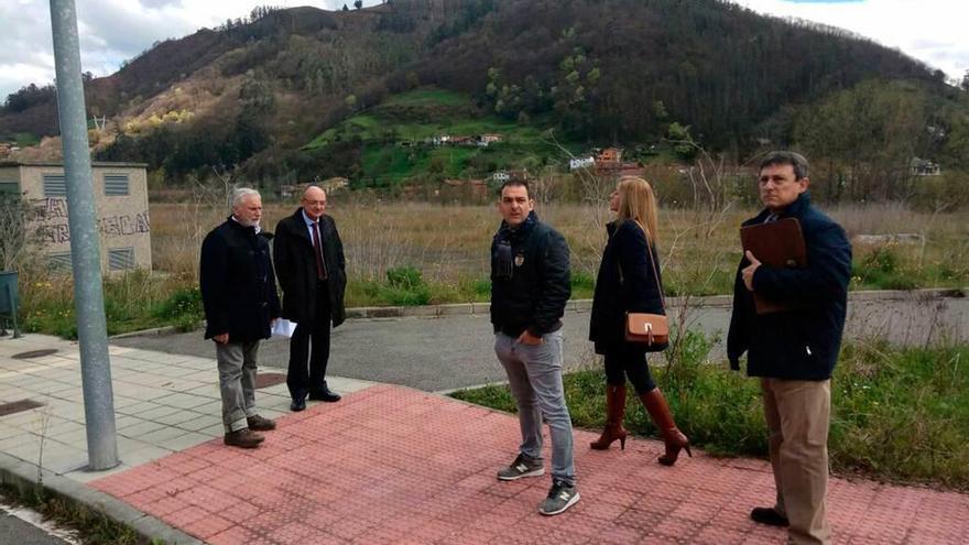 Macario Fernández (izquierda), presidente ejecutivo de Asla, en Reicastro, con representantes del Ayuntamiento de Mieres y de la empresa Hunosa.