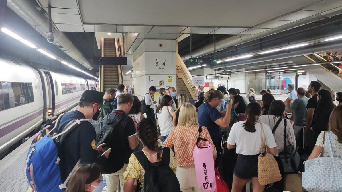 Personas esperando a su AVE con destino a Zaragoza, que llega con retraso a Sants.