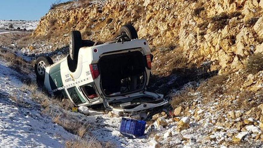 Dos guardias civiles de Teruel, hospitalizados tras volcar su coche en una carretera en nivel rojo de alerta